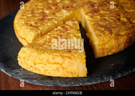 Un primo piano di una fresca e gustosa omelette spagnola, un piatto tradizionale spagnolo Foto Stock