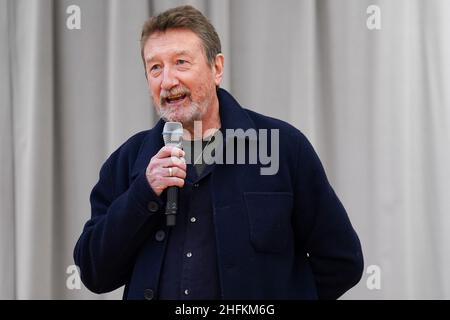 Steven Knight, il creatore di Peaky Blinders, parla durante il lancio da parte della stampa della produzione di Peaky Blinders di Rambert Dance: La Redenzione di Thomas Shelby al Dance Hub di Birmingham. Data foto: Lunedì 17 gennaio 2022. Foto Stock