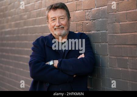 Steven Knight, il creatore di Peaky Blinders, si pone per una fotografia durante il lancio da parte della stampa della produzione di danze di Rambert: La Redenzione di Thomas Shelby al Dance Hub di Birmingham. Data foto: Lunedì 17 gennaio 2022. Foto Stock