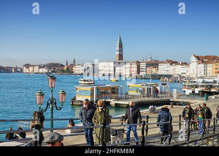 Vista panoramica di Venezia con i turisti che indossano maschere per il viso. Venezia, Italia - Gennaio 2022 Foto Stock