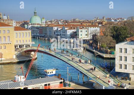 Ponte della Costituzione sul Canal Grande, questo ponte progettato da Santiago Calatrava collega la Stazione di Santa Lucia a Piazzale Roma. Venezia, io Foto Stock