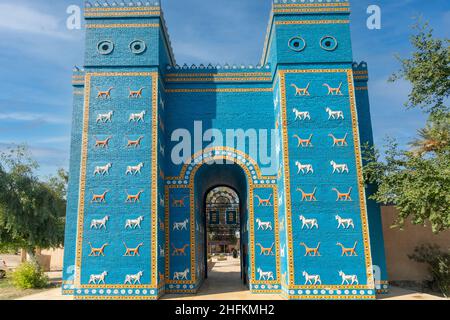 Replica dell'ingresso alla porta di Ishtar per l'antica città di Babilonia in Iraq Foto Stock