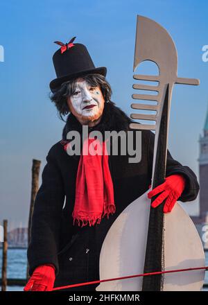 Un personaggio pierrot o Sad Clown, commedia dell'arte in costume di lusso al Carnevale di Venezia, Carnivale di Venezia, Italia Foto Stock