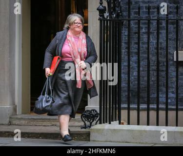 Thérèse Coffey, deputato, politico del partito conservatore, Segretario di Stato per il lavoro e le pensioni. I ministri partecipano alla riunione del Gabinetto a Downing Street, L. Foto Stock