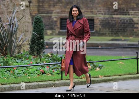 Suella Braverman QC MP, procuratore generale, politico del Partito conservatore britannico, sorride a Downing Street, Londra Foto Stock