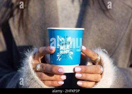 SOLO PER USO EDITORIALE viste generali di una cioccolata calda senza latte da un distributore automatico mobile, ospitata da MIGHTY per segnare il lunedì blu e lanciare la loro nuova alternativa latte libero M.LKOLOGY a Southbank, Londra. Data foto: Lunedì 17 gennaio 2022. Foto Stock