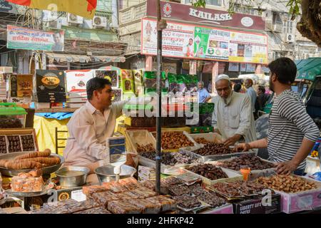 Una bancarella di cibo che vende le date a Chandni Chowk (Piazza Moonlight), uno dei mercati più trafficati in Vecchia Delhi, India, Asia del Sud Foto Stock