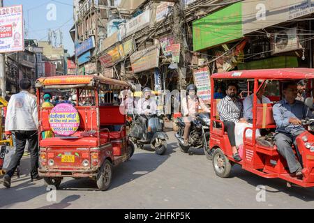 Chandni Chowk (Piazza del chiaro di luna), uno dei mercati più trafficati nella vecchia Delhi, India, Asia del sud Foto Stock