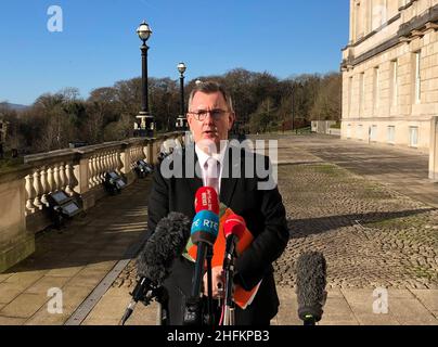 Il leader del DUP Sir Jeffrey Donaldson parla ai media della controversa mossa del governo di reintrodurre il doppio lavoro per MLA e parlamentari, al di fuori degli edifici del Parlamento, Stormont. Data foto: Lunedì 17 gennaio 2022. Foto Stock