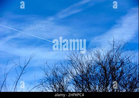 cielo, viaggio, viaggio, aria, striature chimiche, strisce di condensazione, chemitrails, veleno, veleno nel terreno air.chemitrail Foto Stock