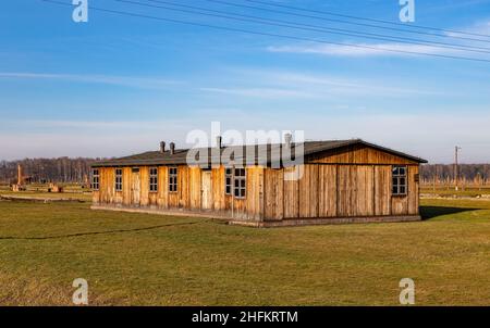 Una foto di un edificio caserma nel Museo e Memoriale di Auschwitz II Birkenau. Foto Stock