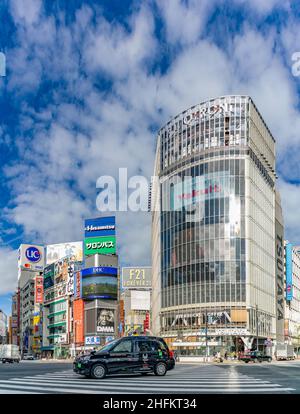 Una foto di un taxi, o taxi, che passa attraverso il Shibuya Crossing, a Tokyo. Foto Stock