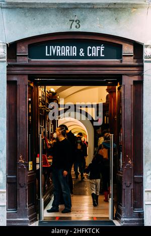 Ingresso alla libreria Bertrand, inaugurata nel 1732, nel quartiere Chiado di Lisbona, dichiarata dal Guinness Book of World Records Foto Stock