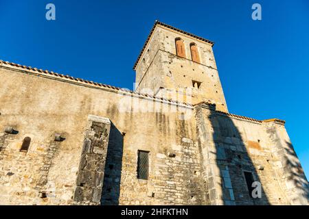 La basilica di Saint-Just de Valcabrère è un edificio romanico dei secoli 11th e 12th, a Valcabrère, Haute Garonne, Occitanie, Francia Foto Stock