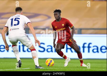 ROMA, ITALIA - GENNAIO 16: Giorgio Altare di Cagliari Calcio sfida Felix Afena di AS Roma durante la serie A match tra ROMA E Cagliari Calcio allo Stadio Olimpico il 16 Gennaio 2022 a Roma (Foto di Ciro Santangelo/Orange Pictures) Foto Stock