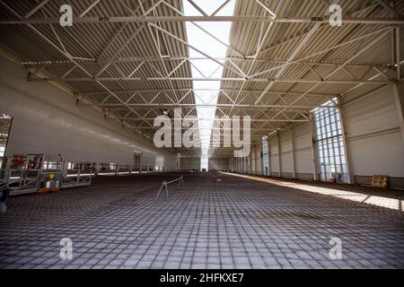 Atyrau, Kazakhstan - Maggio 21,2012: Stabilimento di Chevron. Interno di un nuovo edificio industriale. Acciaio di rinforzo sul pavimento preparato per la cementazione. Openwo Foto Stock