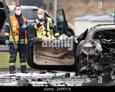 Langen Bergheim, Germania. 17th Jan 2022. Un'auto bruciata si trova in una stazione di servizio sulla A-45 vicino a Langen-Bergheim. Per ragioni ancora sconosciute, due vetture si erano scontrate con le pompe a gas della stazione di servizio. Ciò ha provocato un'esplosione. Sono state uccise almeno due persone. (Al dpa 'Fire at Freeway service station on A45 - Two dead discovered') Credit: Boris Roessler/dpa/Alamy Live News Foto Stock