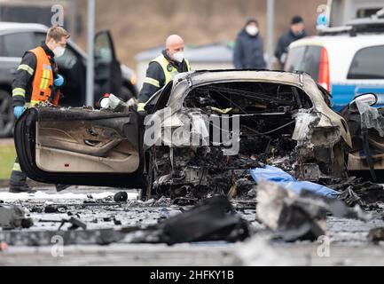 Langen Bergheim, Germania. 17th Jan 2022. Un'auto bruciata si trova in una stazione di servizio sulla A-45 vicino a Langen-Bergheim. Per ragioni ancora sconosciute, due vetture si erano scontrate con le pompe a gas della stazione di servizio. Ciò ha provocato un'esplosione. Sono state uccise almeno due persone. (Al dpa 'Fire at Freeway service station on A45 - Two dead discovered') Credit: Boris Roessler/dpa/Alamy Live News Foto Stock