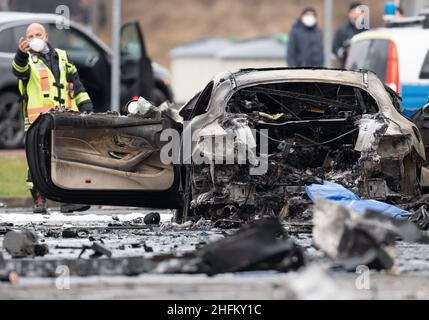 Langen Bergheim, Germania. 17th Jan 2022. Un'auto bruciata si trova in una stazione di servizio sulla A-45 vicino a Langen-Bergheim. Per ragioni ancora sconosciute, due vetture si erano scontrate con le pompe a gas della stazione di servizio. Ciò ha provocato un'esplosione. Sono state uccise almeno due persone. (Al dpa 'Fire at Freeway service station on A45 - Two dead discovered') Credit: Boris Roessler/dpa/Alamy Live News Foto Stock