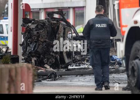 Langen Bergheim, Germania. 17th Jan 2022. Un'auto bruciata si trova in una stazione di servizio sulla A-45 vicino a Langen-Bergheim. Per ragioni ancora sconosciute, due vetture si erano scontrate con le pompe a gas della stazione di servizio. Ciò ha provocato un'esplosione. Sono state uccise almeno due persone. (Al dpa 'Fire at Freeway service station on A45 - Two dead discovered') Credit: Boris Roessler/dpa/Alamy Live News Foto Stock