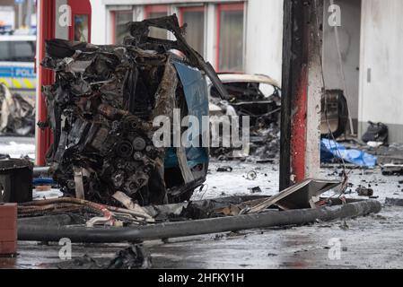 Langen Bergheim, Germania. 17th Jan 2022. Un'auto bruciata si trova in una stazione di servizio sulla A-45 vicino a Langen-Bergheim. Per ragioni ancora sconosciute, due vetture si erano scontrate con le pompe a gas della stazione di servizio. Ciò ha provocato un'esplosione. Sono state uccise almeno due persone. (Al dpa 'Fire at Freeway service station on A45 - Two dead discovered') Credit: Boris Roessler/dpa/Alamy Live News Foto Stock