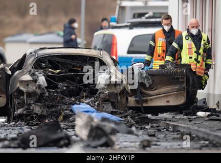 Langen Bergheim, Germania. 17th Jan 2022. Un'auto bruciata si trova in una stazione di servizio sulla A-45 vicino a Langen-Bergheim. Per ragioni ancora sconosciute, due vetture si erano scontrate con le pompe a gas della stazione di servizio. Ciò ha provocato un'esplosione. Sono state uccise almeno due persone. (Al dpa 'Fire at Freeway service station on A45 - Two dead discovered') Credit: Boris Roessler/dpa/Alamy Live News Foto Stock