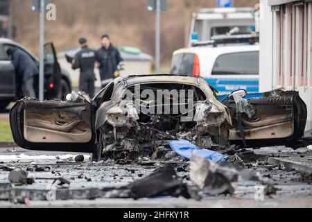 Langen Bergheim, Germania. 17th Jan 2022. Un'auto bruciata si trova in una stazione di servizio sulla A-45 vicino a Langen-Bergheim. Per ragioni ancora sconosciute, due vetture si erano scontrate con le pompe a gas della stazione di servizio. Ciò ha provocato un'esplosione. Sono state uccise almeno due persone. (Al dpa 'Fire at Freeway service station on A45 - Two dead discovered') Credit: Boris Roessler/dpa/Alamy Live News Foto Stock