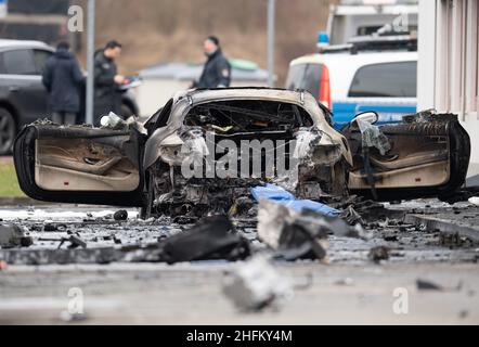 Langen Bergheim, Germania. 17th Jan 2022. Un'auto bruciata si trova in una stazione di servizio sulla A-45 vicino a Langen-Bergheim. Per ragioni ancora sconosciute, due vetture si erano scontrate con le pompe a gas della stazione di servizio. Ciò ha provocato un'esplosione. Sono state uccise almeno due persone. (Al dpa 'Fire at Freeway service station on A45 - Two dead discovered') Credit: Boris Roessler/dpa/Alamy Live News Foto Stock