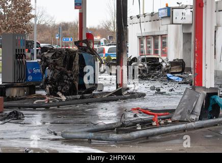 Langen Bergheim, Germania. 17th Jan 2022. Un'auto bruciata si trova in una stazione di servizio sulla A-45 vicino a Langen-Bergheim. Per ragioni ancora sconosciute, due vetture si erano scontrate con le pompe a gas della stazione di servizio. Ciò ha provocato un'esplosione. Sono state uccise almeno due persone. (Al dpa 'Fire at Freeway service station on A45 - Two dead discovered') Credit: Boris Roessler/dpa/Alamy Live News Foto Stock