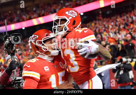 Kansas City Chiefs quarterback Patrick Mahomes (15) celebra un touchdown dal grande ricevitore Byron Pringle (13) dei Kansas City Chiefs nella prima metà contro i Pittsburgh Steelers nella partita AFC Wild Card domenica 16 gennaio 2022, all'Arrowhead Stadium di Kansas City, Missouri. (Foto di Tammy Ljungblad/The Kansas City Star/TNS/Sipa USA) Foto Stock