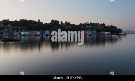 Crepuscolo con case colorate di Tobermory intorno al porto, Isola di Mull, Ebridi Foto Stock