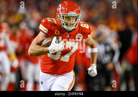 Kansas City Chiefs Tight End Travis Kelce (87) segna un touchdown nel secondo trimestre quando i Chiefs hanno preso i Pittsburgh Steelers nella partita AFC Wild Card domenica 16 gennaio 2022 all'Arrowhead Stadium di Kansas City, Missouri. (Foto di Tammy Ljungblad/The Kansas City Star/TNS/Sipa USA) Foto Stock