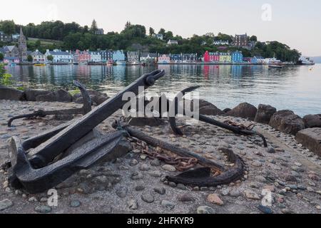 Ancoraggi al porto di Tobermory e case colorate Isola di Mull, Ebridi Foto Stock