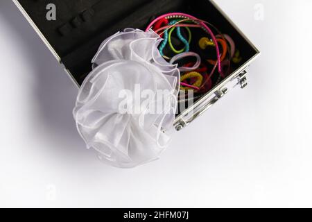 Accessori donna in scatola. Spilli e perline. Foto Stock