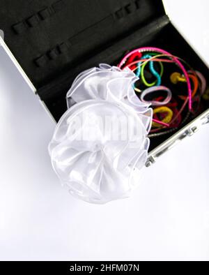 Accessori donna in scatola. Spilli e perline. Foto Stock