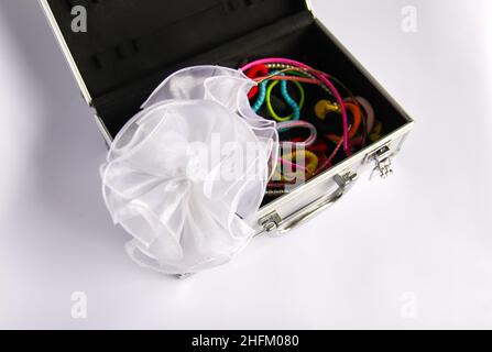 Accessori donna in scatola. Spilli e perline. Foto Stock