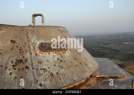 Punto di accesso al bunker militare al confine tra Israele e Siria, altezza del Golan Foto Stock