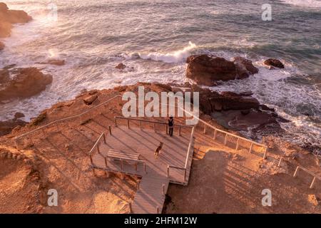 Vista aerea del patrimonio naturale ripido paesaggio costiero del promontorio di Carrapateira. Museo vivente Foto Stock