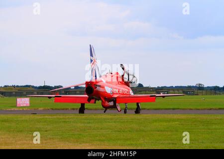 BAE Hawk T1a velivolo del team di esposizione aerobica della Royal Air Force, le frecce rosse, con le 50th linee di demarcazione Anniversity. A terra con il c Foto Stock