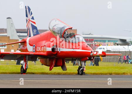 BAE Hawk T1a velivolo del team di esposizione aerobica della Royal Air Force, le frecce rosse, con le 50th linee di demarcazione Anniversity. A terra con il c Foto Stock