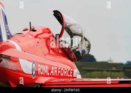 BAE Hawk T1a velivolo del team di esposizione aerobica della Royal Air Force, le frecce rosse, con le 50th linee di demarcazione Anniversity. A terra con il c Foto Stock