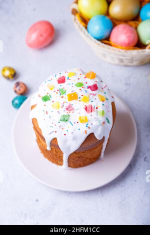 Torta di Pasqua con frutta candita e uova colorate. Tradizionale cottura pasquale. Vacanze di Pasqua. Primo piano. Foto Stock