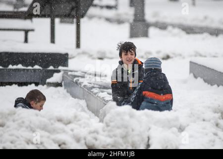 Inverno in Serbia: Bambini che giocano nella neve nel Parco di Saint Sava, Belgrado Foto Stock