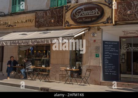 Campos, Spagna; gennaio 15 2022: Facciata principale della famosa pasticceria mallorca Pomar, con i clienti che indossano la maschera. Nuova normale Foto Stock