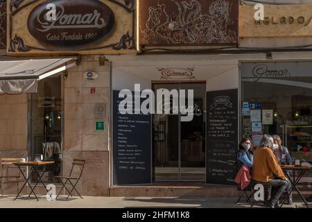 Campos, Spagna; gennaio 15 2022: Facciata principale della famosa pasticceria mallorca Pomar, con i clienti che indossano la maschera. Nuova normale Foto Stock