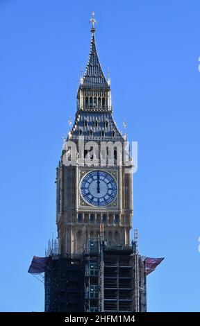 Londra, Regno Unito. Big ben continua a stupire i visitatori di Londra, mentre il ponteggio viene rimosso oltre quattro anni di ristrutturazione. Il famoso quadrante dell'orologio di 160 anni fa di Londra ora risplende al sole. Il rimanente impalcatura sarà completamente rimosso nei mesi di inizio con le campane in programma per riprendere il loro regolare colpo in primavera. Credit: michael melia/Alamy Live News Foto Stock