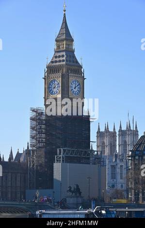 Londra, Regno Unito. Big ben continua a stupire i visitatori di Londra, mentre il ponteggio viene rimosso oltre quattro anni di ristrutturazione. Il famoso quadrante dell'orologio di 160 anni fa di Londra ora risplende al sole. Il rimanente impalcatura sarà completamente rimosso nei mesi di inizio con le campane in programma per riprendere il loro regolare colpo in primavera. Credit: michael melia/Alamy Live News Foto Stock