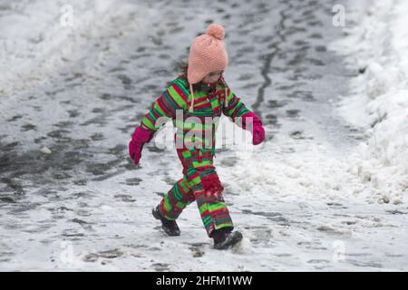 Inverno in Serbia: Bambina che cammina nella neve nel Parco di Saint Sava, Belgrado Foto Stock