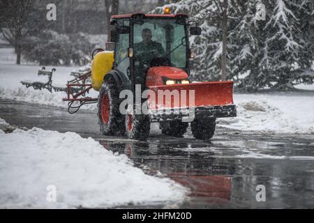 Camion spazzaneve pulizia dei sentieri del Parco di San Sava, Belgrado, Serbia Foto Stock