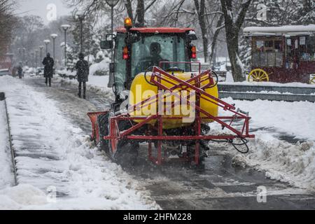 Camion spazzaneve pulizia dei sentieri del Parco di San Sava, Belgrado, Serbia Foto Stock